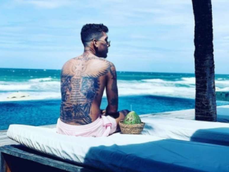 Roberto Firmino mostra a tatuagem nas redes sociais (Foto: Reprodução Instagram)