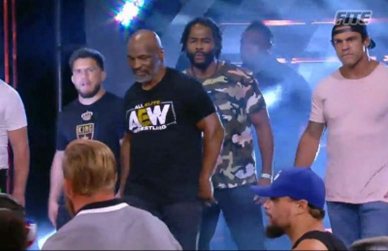 Cercado por três ex-campeões do UFC, Tyson fez uma participação especial no AEW (Foto reprodução Twitter)