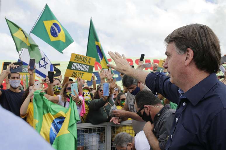 Bolsonaro cumprimenta apoiadores em Brasília