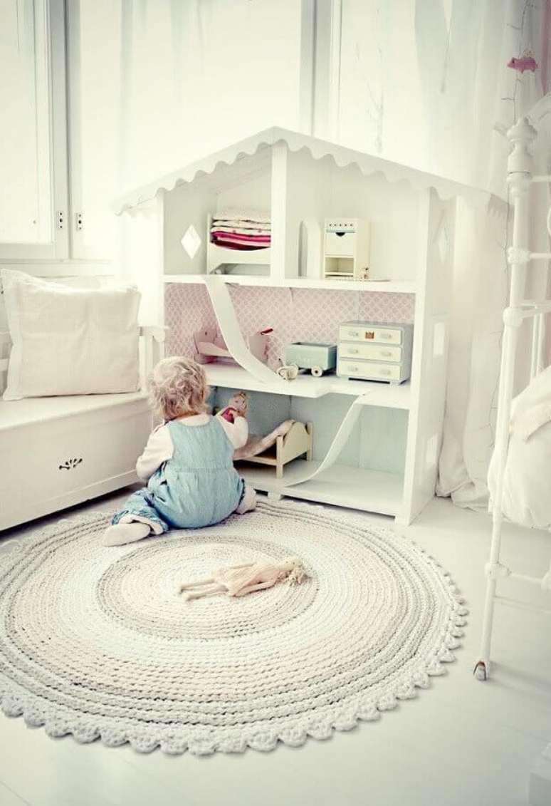 14. Decoração clean com tapete de crochê para quarto infantil todo branco com casinha de brinquedo – Foto: Pinterest