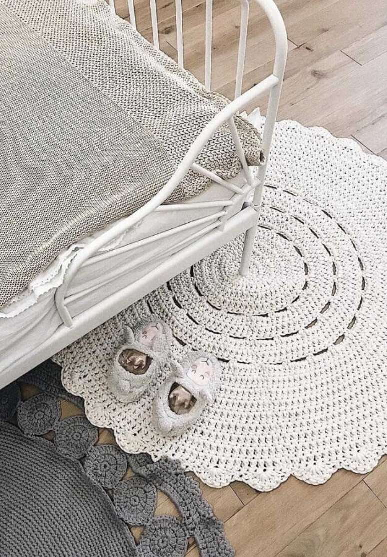 8. Invista em uma decoração personalizada usando mais de um modelo de tapete para quarto de crochê – Foto: Pinterest