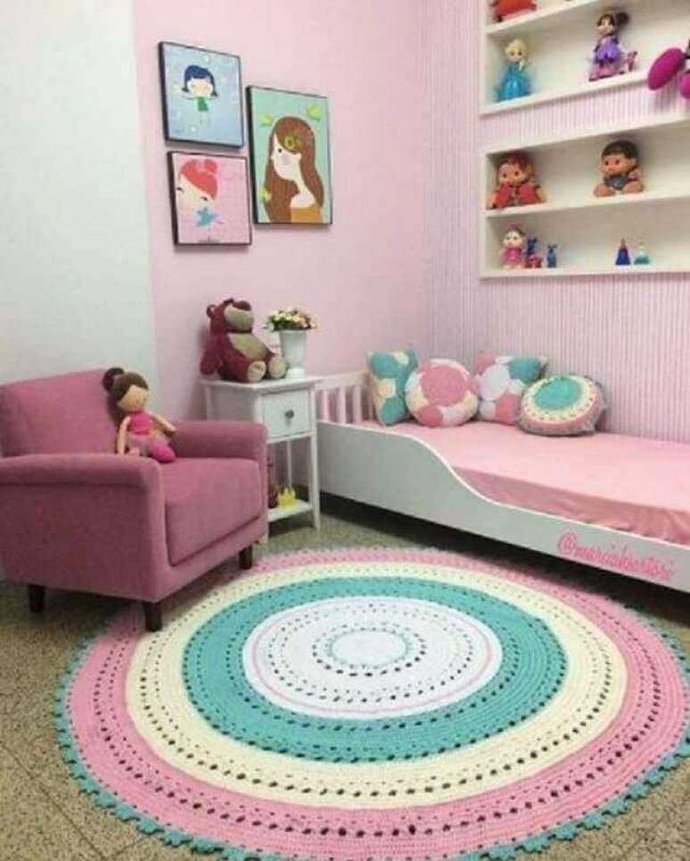 11. Decoração em tons de rosa com tapete de crochê para quarto de menina – Foto: Pinterest