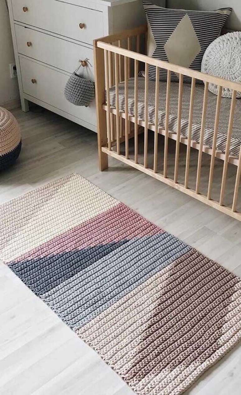 21. Passadeira tapete de crochê para quarto de bebê com berço de madeira – Foto: Pinterest