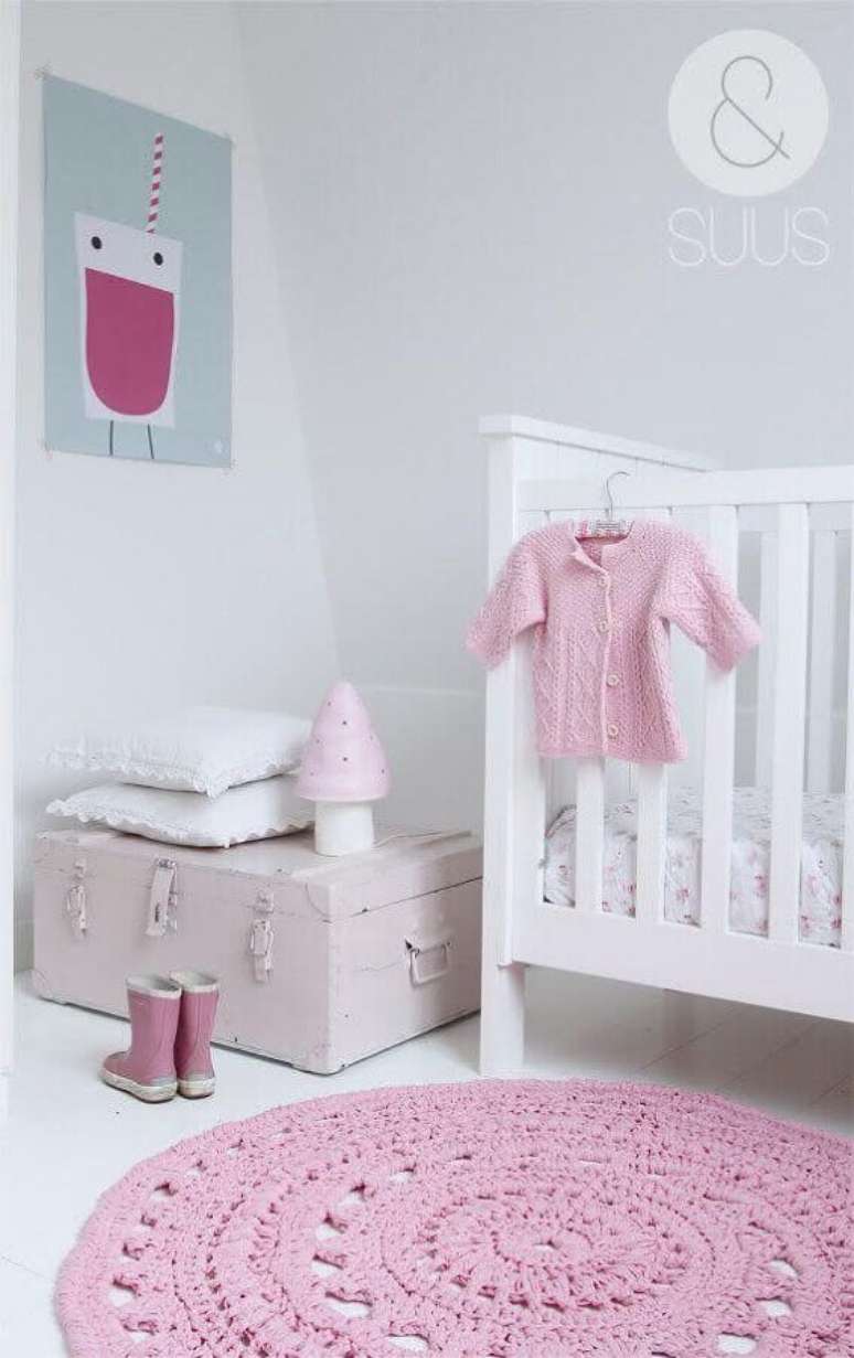 23. Tapete de crochê para quarto de bebê feminino decorado em branco e rosa – Foto: Archzine
