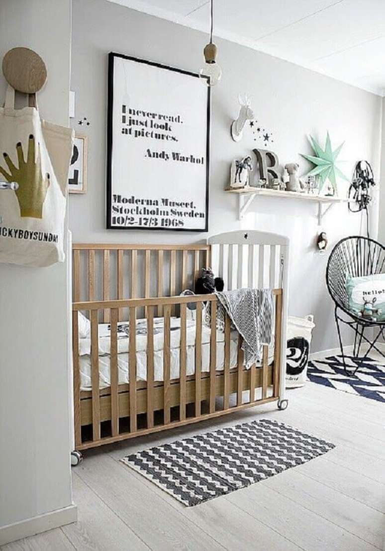 24. Tapete de crochê para quarto de bebê moderno com berço de madeira – Foto: Just Real Moms
