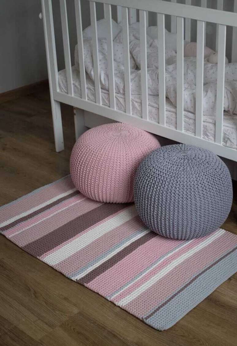 25. Aqui o tapete de croch&ecirc; para quarto de beb&ecirc; foi feito em cores para combinar com os puffs de croch&ecirc; &ndash; Foto: Pinterest