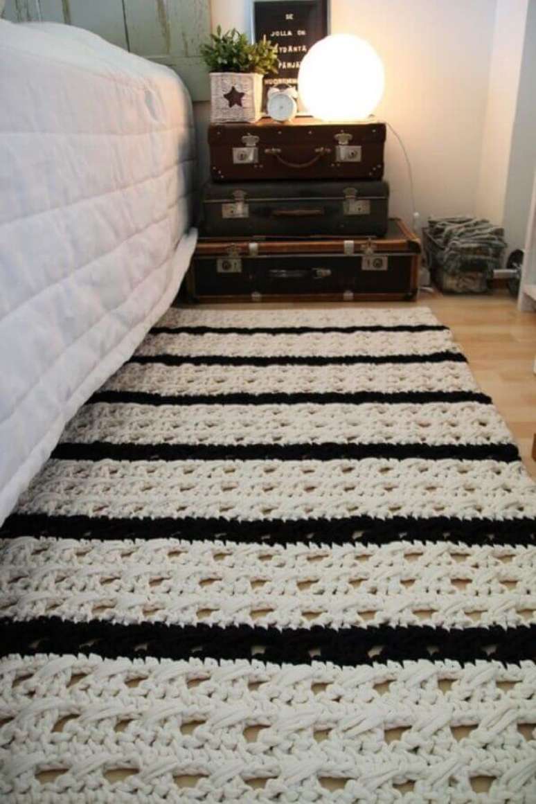 29. Tapete de crochê quadrado para quarto preto e branco para decoração de quarto de casal – Foto: Pinterest