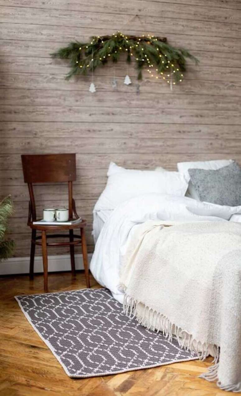30. Tapete de crochê para quarto de casal decorado com revestimento de madeira na parede – Foto: Archilovers