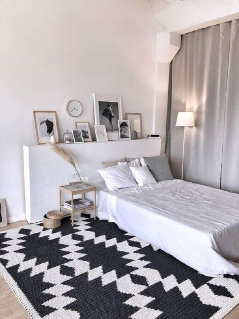 4. Decoração com tapete de crochê para quarto de casal todo branco com estampa geométrica – Foto: Pinterest