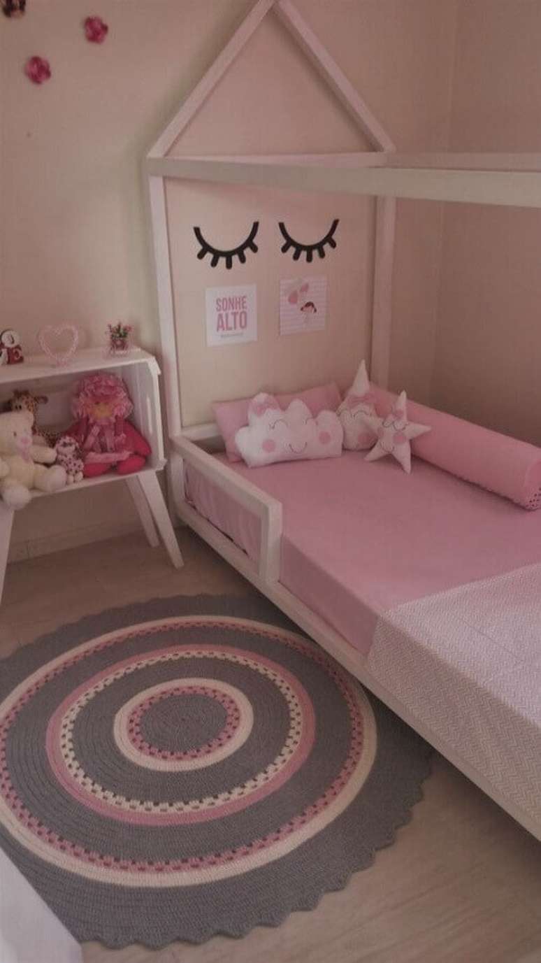 33. Tapete de crochê para quarto de menina cinza e rosa com decoração unicórnio – Foto: Pinterest