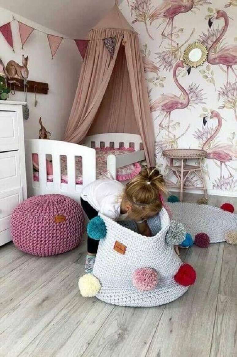 34. Tapete de crochê para quarto de menina decorado com dossel e papel de parede de flamingos – Foto: Pinterest