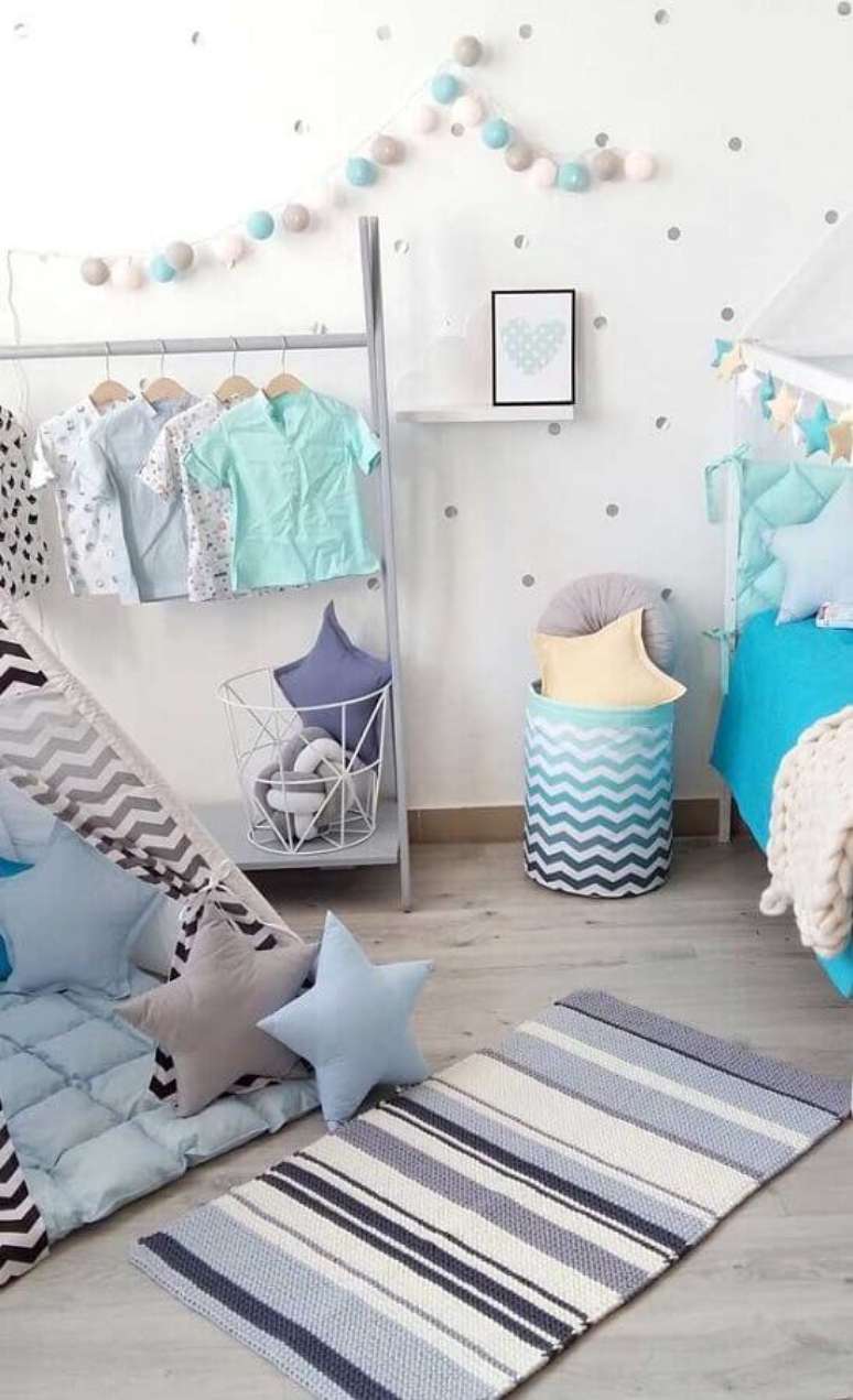 35. Tapete de crochê para quarto de menino azul e cinza com almofadas em formato de estrela – Foto: Pinterest