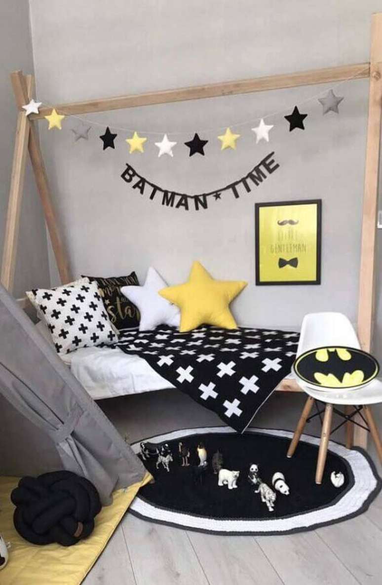 13. Modelo de tapete de crochê para quarto de menino decorado com cama casinha em detalhes em preto, cinza e amarelo – Foto: Archzine