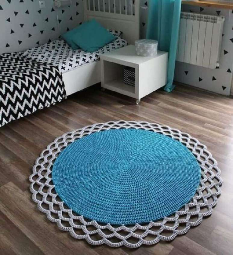 36. Decoração simples com tapete de crochê para quarto de menino azul e preto – Foto: Revista Artesanato