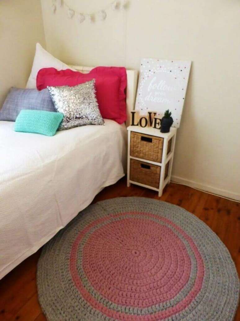 37. Tapete de croch&ecirc; para quarto de solteiro simples &ndash; Foto: Ideias Decor