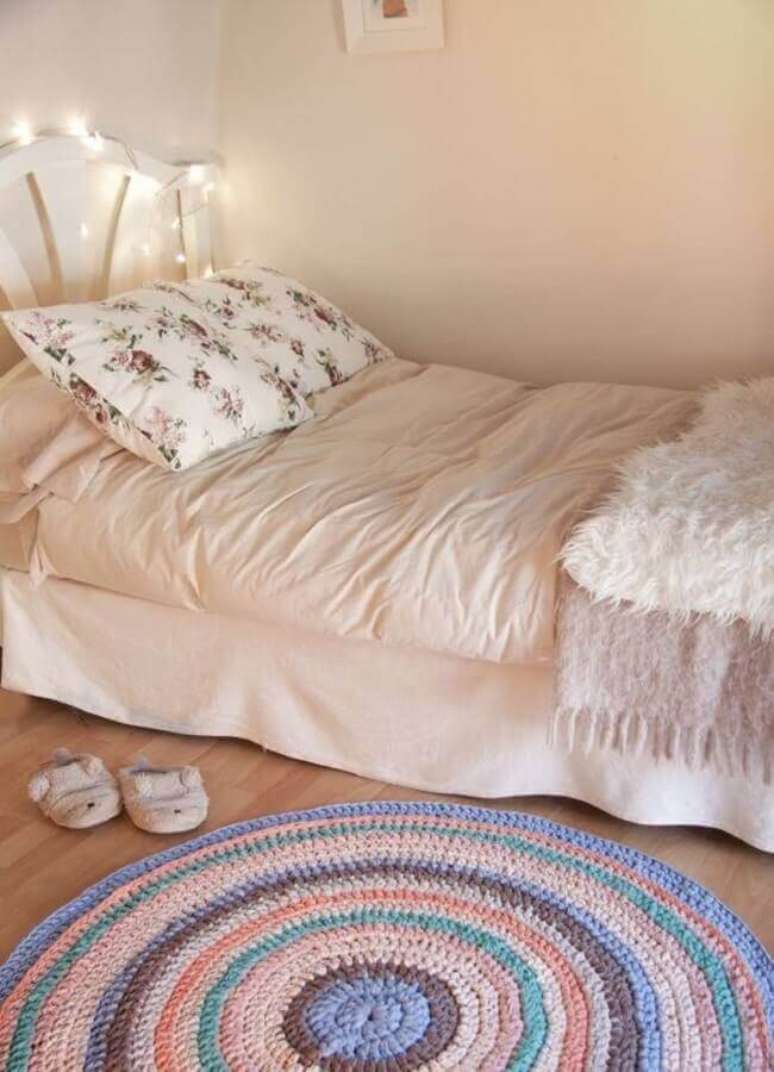 2. Decoração com tapete de crochê para quarto feminino com luzinhas na cabeceira – Foto: Revista Artesanato