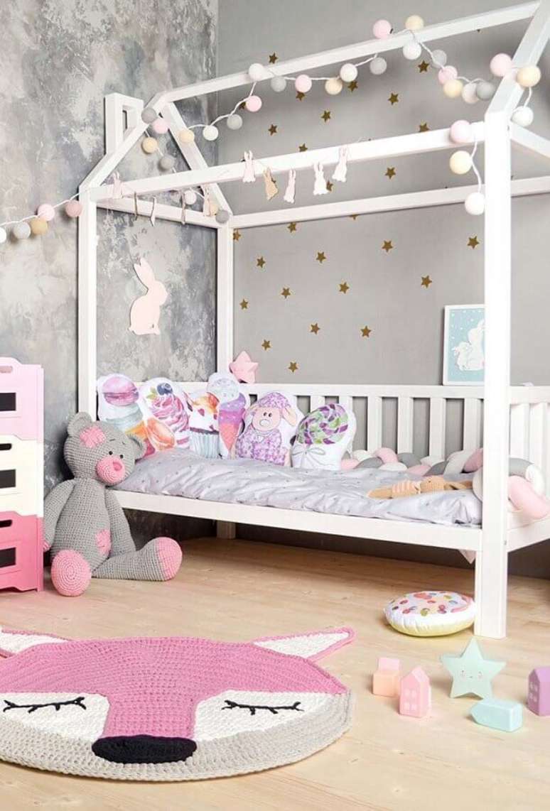 41. Tapete de crochê para quarto infantil cinza e rosa com decoração lúdica – Foto: Revista Artesanato