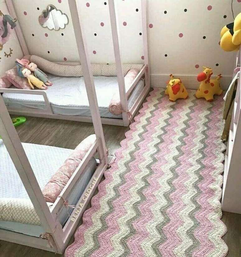 43. Tapete de crochê para quarto infantil com cama casinha – Foto: Pinterest