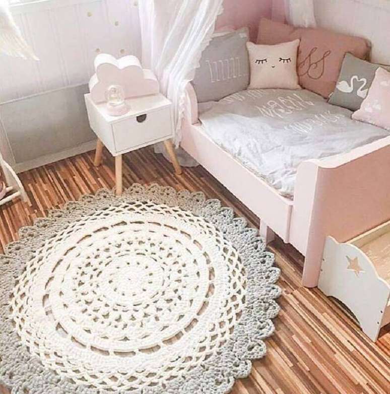 40. Decoração com tapete de crochê para quarto infantil cinza e rosa – Foto: Arquidicas