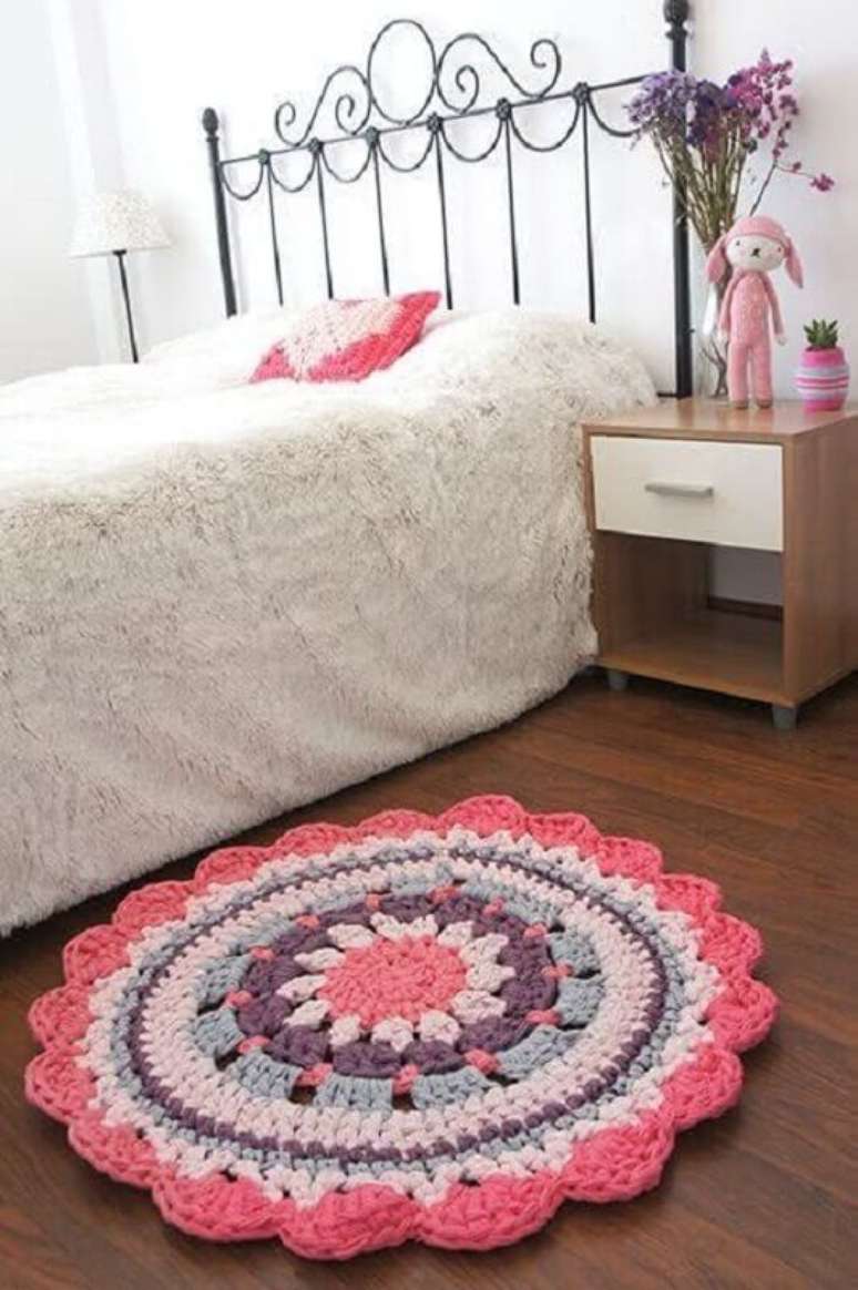 48. Tapete de crochê para quarto simples com cama de ferro – Foto: Muito Chique