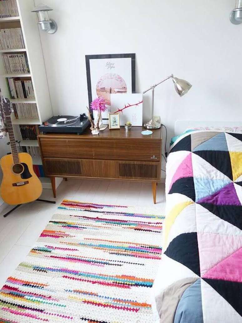 49. Decoração com tapete de crochê quadrado para quarto de casal com detalhes coloridos – Foto: Home Fashion Trend