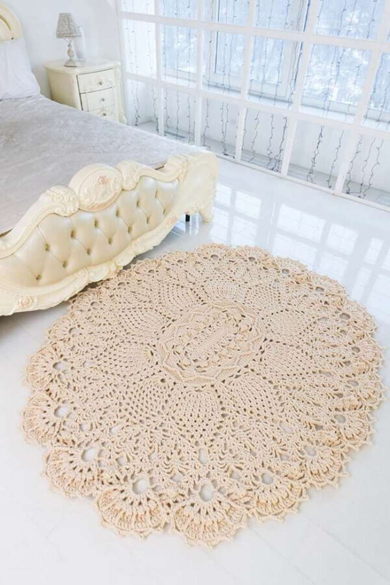 52. Decora&ccedil;&atilde;o clean com tapete de croch&ecirc; para quarto de casal com cama coma acabamento capiton&ecirc; &ndash; Foto: Etsy