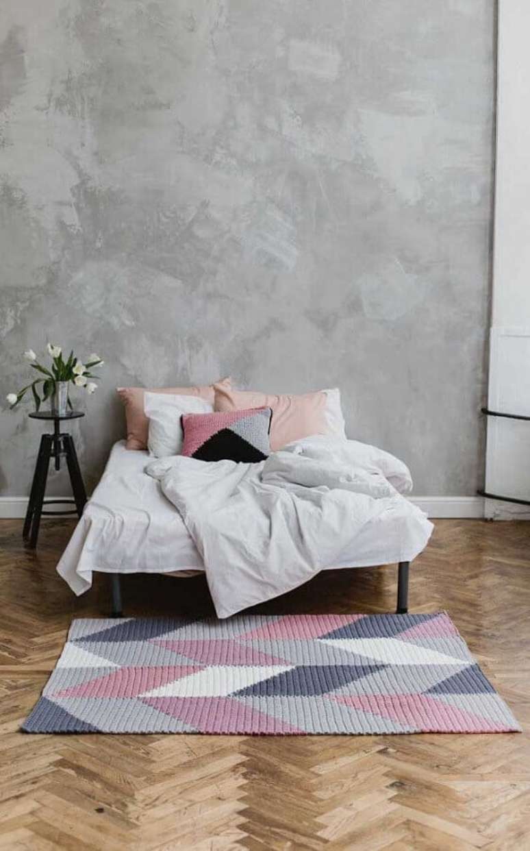 53. Tons past&eacute;is para tapete de croch&ecirc; para quarto de casal decorado com parede de cimento queimado &ndash; Foto: Pinterest