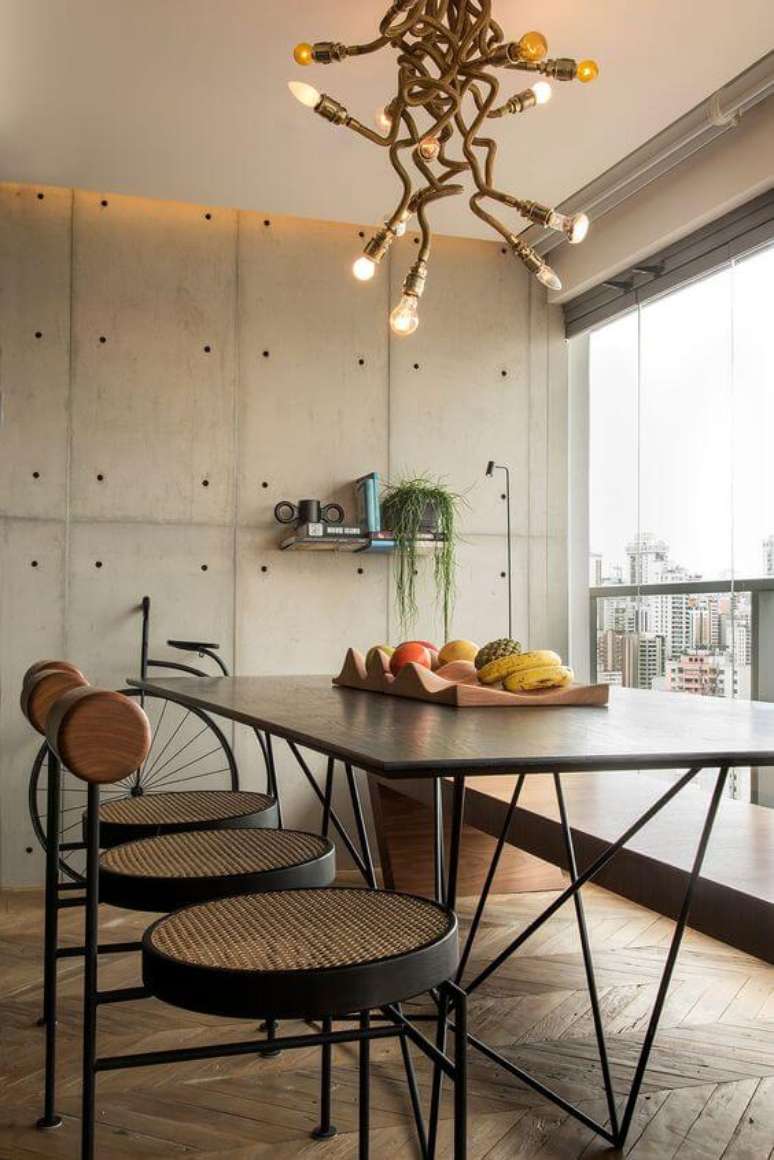 24. Móveis de ferro para cozinha moderna com lustre diferente – Via: Pinterest