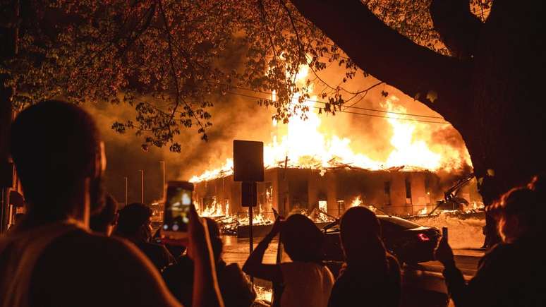 Houve vários pontos de incêndio durante noite de protestos