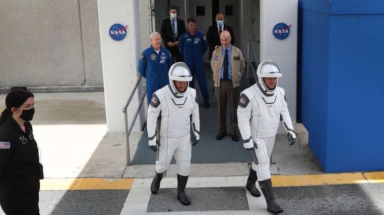 Em foto de 27/5, Doug Hurley (à esquerda) e Bob Behnken, astronautas que viajarão na Crew Dragon