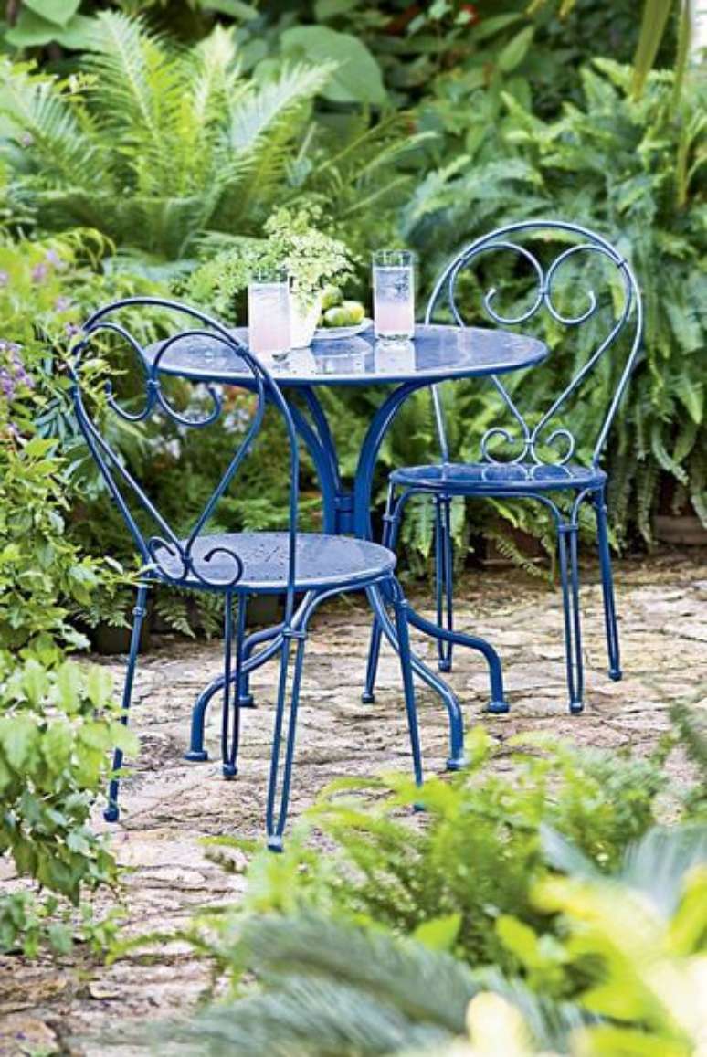 55. Móveis de ferro azul para jardim – Via: Pinterest