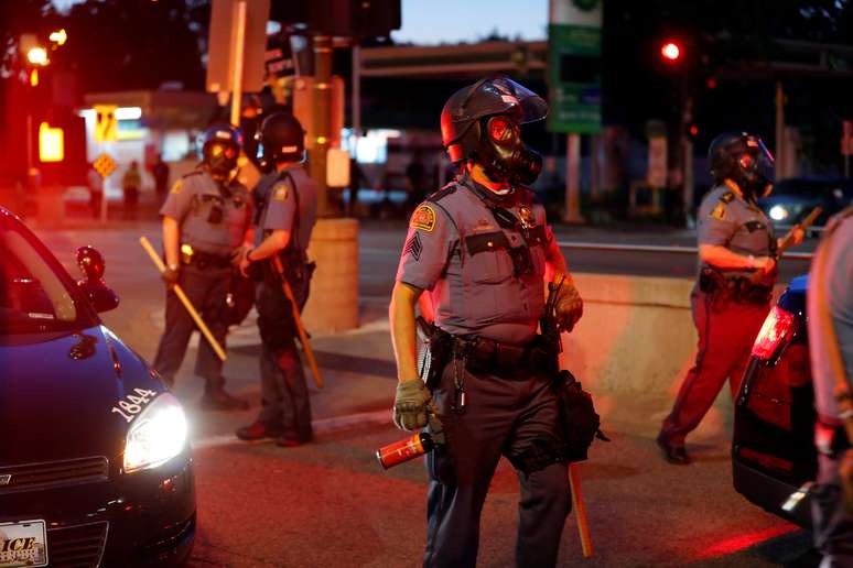 Policiais entram em confronto com manifestantes após morte de homem negro em Mineápolis
28/05/2020
REUTERS/Adam Bettcher