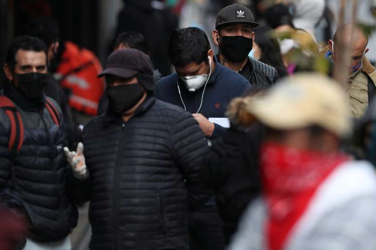 Pessoal desempregadas são vistas em fila na cidade de Santiago, Chile. 29/05/2020. REUTERS/Ivan Alvarado. 

