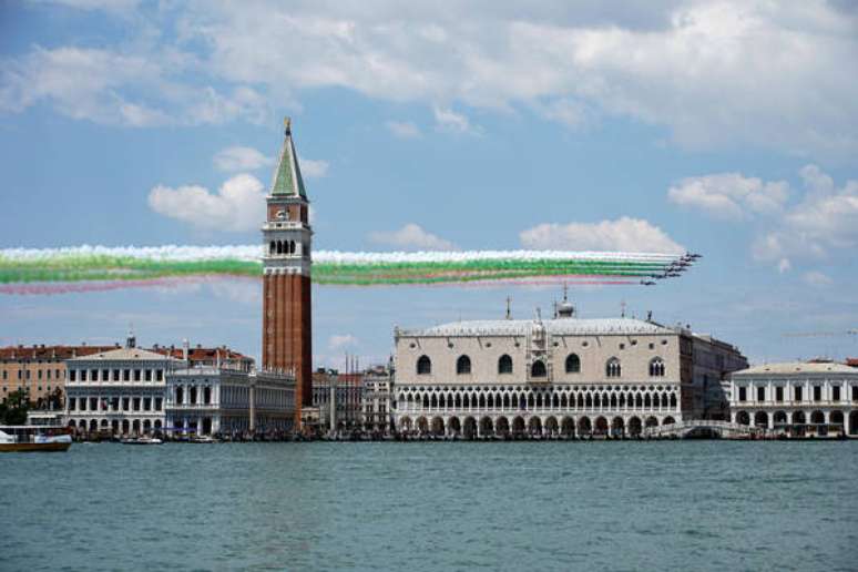 'Frecce Tricolori' sobrevoam o centro histórico de Veneza nesta sexta-feira (29)