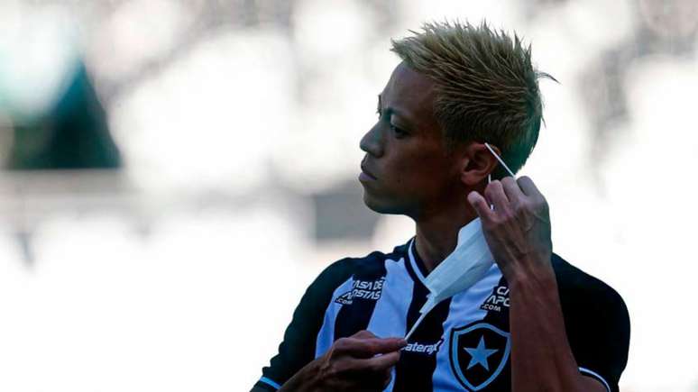 Keisuke Honda usando máscara (Foto: Vitor Silva/Botafogo)
