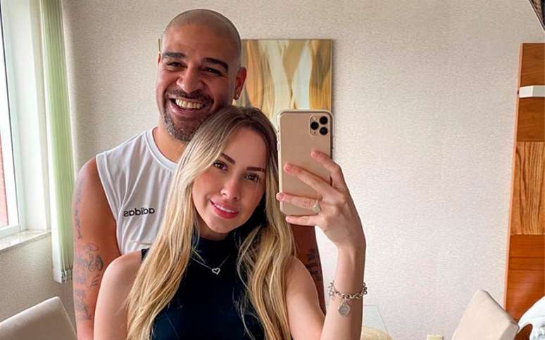 Adriano ao lado de sua namorada, Victoria Moreira (Foto: Reprodução/Instagram)