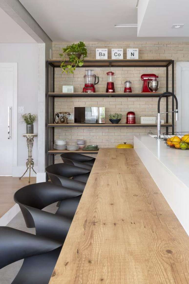 29. Móveis de ferro com madeira são práticos para a cozinha – Via: Pinterest