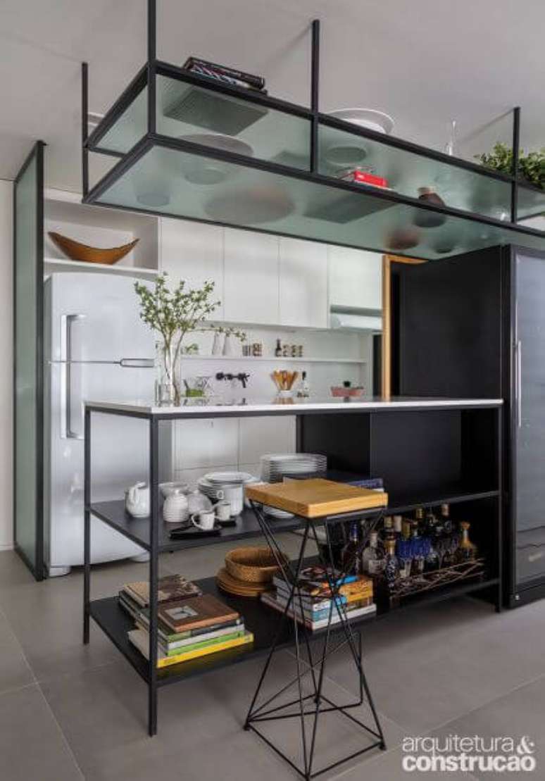 25. Móveis de ferro para cozinha com armário branco – Via: Arquitetura e Construção