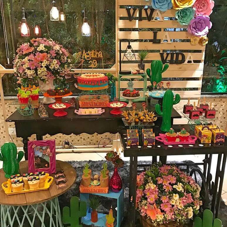 10. Invista em vários arranjos de flores para a decoração festa mexicana – Foto: Era Uma Vez