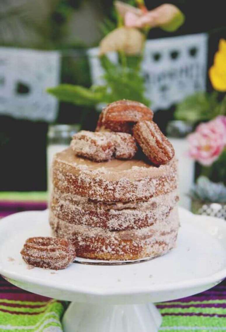 11. Bolo de churros é uma excelente opção para festa mexicana ideias – Foto: Pinterest