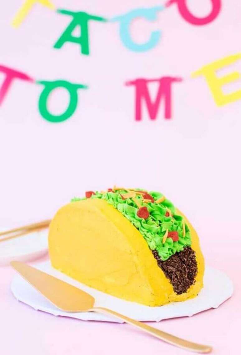 13. Que tal um bolo festa mexicana com o formato de taco? – Foto: Brit + Co