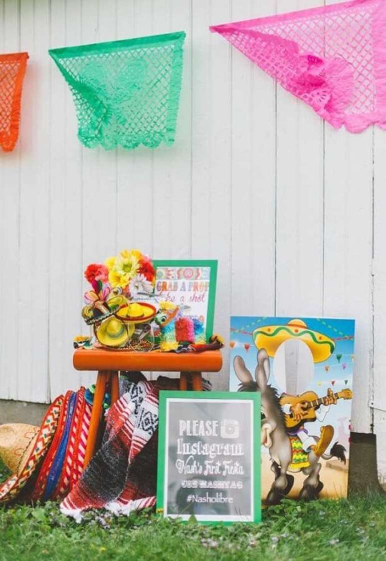 19. Decoração colorida para festa mexicana ao ar livre – Foto: 100 Layer Cakelet