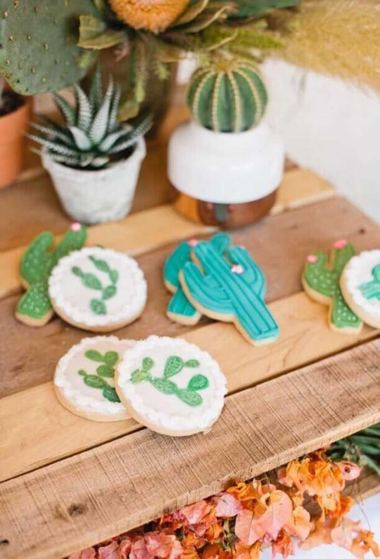 23. Os cactos aparecem até mesmo representados em doces personalizados para a festa mexicana – Foto: Beijos Events