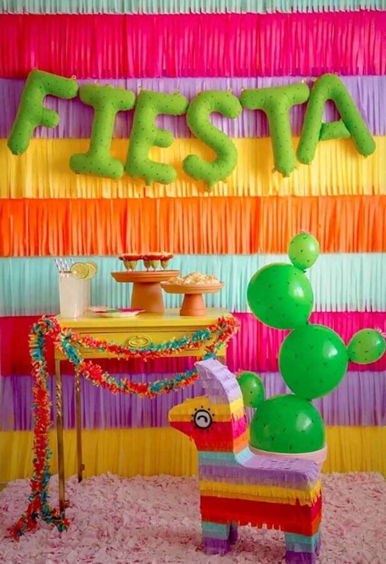 24. Decoração de festa mexicana com painel super colorido – Foto: Ideias Decor