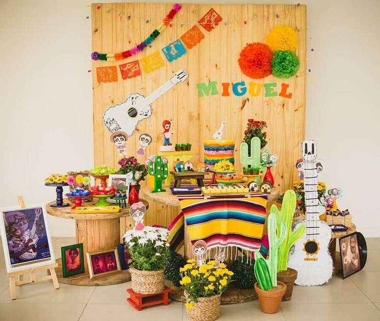 34. Decoração festa mexicana infantil com painel de madeira – Foto: Clappy Festas