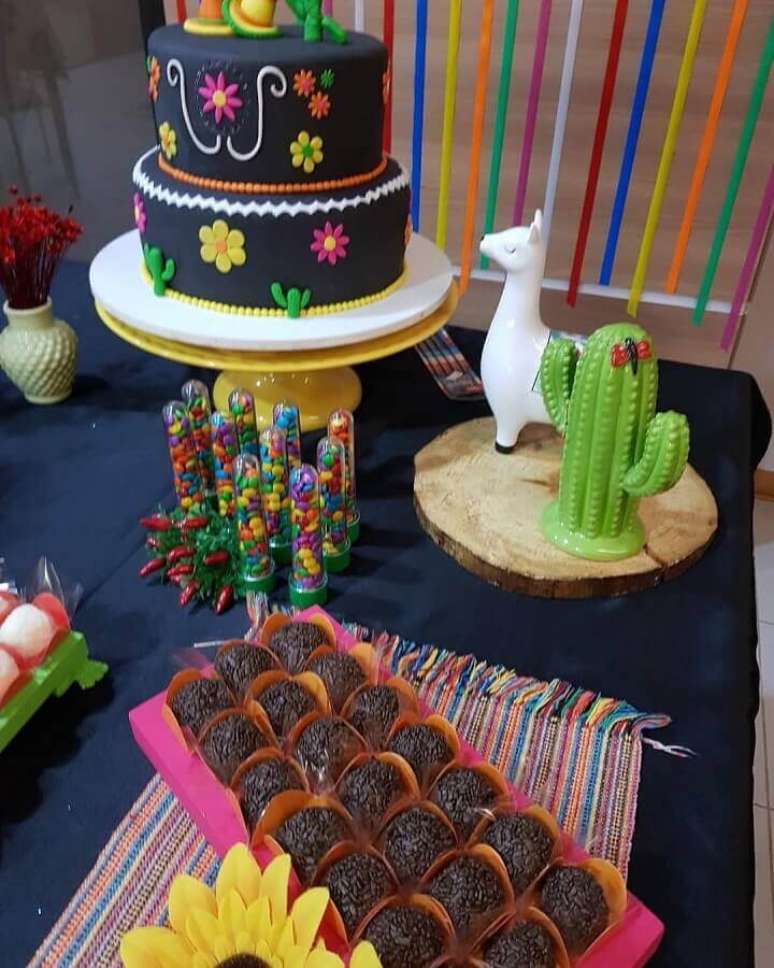 35. Lhamas também são muito usadas na decoração de festa mexicana – Foto: Pinterest