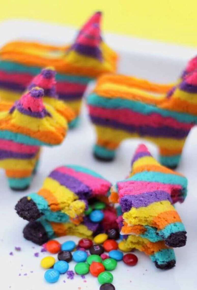 36. Doce em formato de pinhata super colorida recheado de confetes – Foto: Pinterest