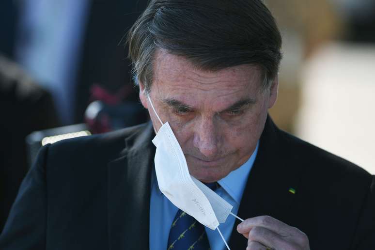 O presidente da República, Jair Bolsonaro (sem partido), fala com simpatizantes e imprensa em frente ao Palácio da Alvorada, em Brasília, nesta quinta-feira, 28.