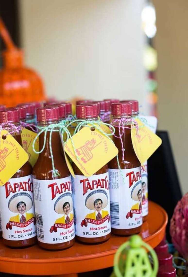 42. Que tal fazer garrafinhas de molhos personalizadas para lembrancinhas de festa mexicana – Foto: A Minha Festinha