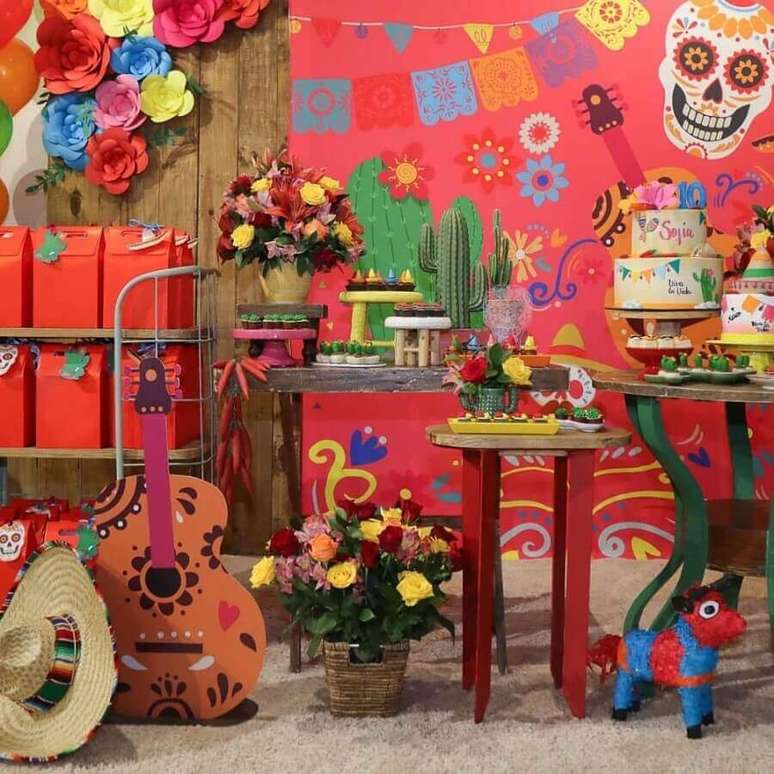 49. Linda decora&ccedil;&atilde;o para festa caveira mexicana colorida &ndash; Foto: Impressione Festa